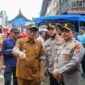 Wali Kota Padang Hendri Septa bersama Kapolda Irjen Pol Suharyono dan lainnya meninjau lokasi kebakaran di Pasar Raya Padang, Selasa (7/5/2024). (Foto: Prokopim Padang)