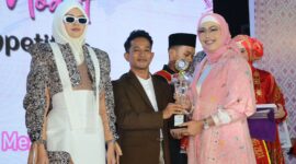 Ketua Dekranasda Padang Ny. Genny Hendri Septa menyerahkan trophy kepada pemenang lomba, Selasa (7/5/2024). (Foto: Prokopim Padang)
