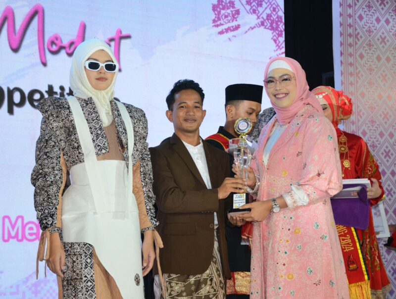 Ketua Dekranasda Padang Ny. Genny Hendri Septa menyerahkan trophy kepada pemenang lomba, Selasa (7/5/2024). (Foto: Prokopim Padang)