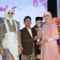 Ketua Dekranasda Padang Ny. Genny Hendri Septa menyerahkan trophy kepada pemenang lomba, Selasa (7/5/2024). (Foto: Prokopim Padang)