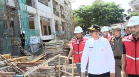 Wali Kota Padang Hendri Septa meninjau pembangunan Pasar Raya Fase VII, Minggu (12/4/2024). (Foto: Prokopim Padang)