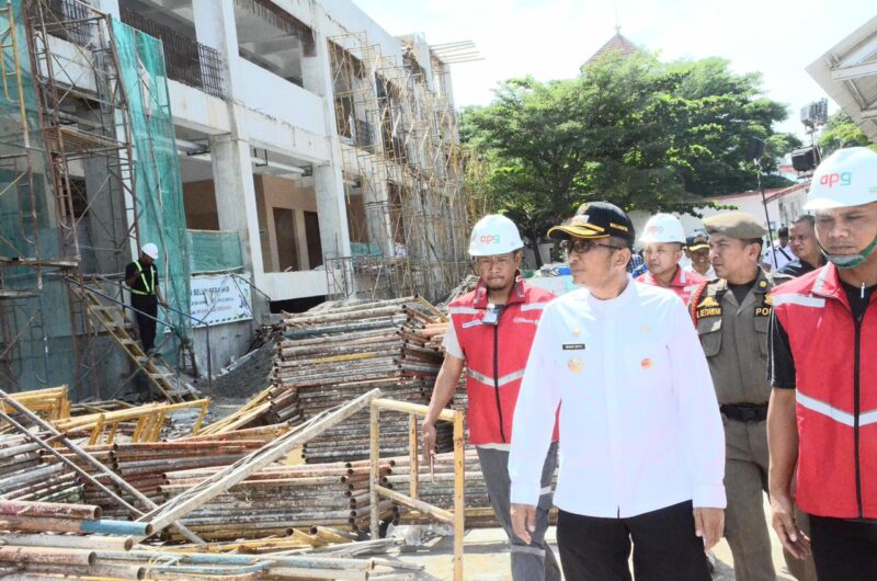 Wali Kota Padang Hendri Septa meninjau pembangunan Pasar Raya Fase VII, Minggu (12/4/2024). (Foto: Prokopim Padang)