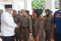 Plh Wali Kota Padang Andree Algamar melepas personel ke daerah bencana, Rabu (15/4/2024). (Foto: Prokopim Padang)