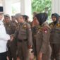 Plh Wali Kota Padang Andree Algamar melepas personel ke daerah bencana, Rabu (15/4/2024). (Foto: Prokopim Padang)