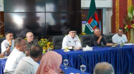 Plh Wali Kota Padang Andree Algamar memimpin Rakor TPID Kota Padang, Rabu (15/4/2024). (Foto: Prokopim Padang)