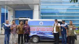 Plh Wali Kota Padang Andree Algamar mengapresiasi kepedulian Perumda AM terhadap korban bencana alam di Sumbar. (Foto: Prokopim Padang)