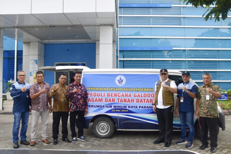 Plh Wali Kota Padang Andree Algamar mengapresiasi kepedulian Perumda AM terhadap korban bencana alam di Sumbar. (Foto: Prokopim Padang)