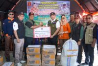 Pj Wako Padang Andree Algamar dan rombongan menyerahkan bantuan untuk korban bencana di Kabupaten Agam, Minggu (19/5/2024). (Foto: Prokopim Padang)