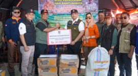 Pj Wako Padang Andree Algamar dan rombongan menyerahkan bantuan untuk korban bencana di Kabupaten Agam, Minggu (19/5/2024). (Foto: Prokopim Padang)