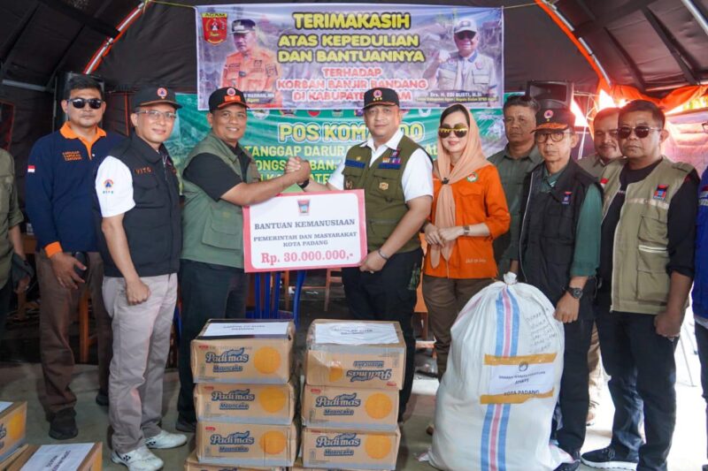 Pj Wako Padang Andree Algamar dan rombongan menyerahkan bantuan untuk korban bencana di Kabupaten Agam, Minggu (19/5/2024). (Foto: Prokopim Padang)