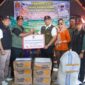 Pj Wako Padang Andree Algamar dan rombongan menyerahkan bantuan untuk korban bencana di Kabupaten Agam, Minggu (19/5/2024). (Foto: Prokopim Padang)
