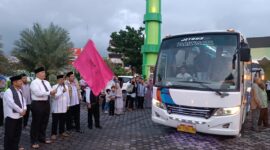 Pj Wako Padang Andree Algamar melepas JCH Kota Padang di Masjid Nurul Iman, Senin (20/5/2024). (Foto: Prokopim Padang)