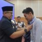 Pj Wako Padang Andree Algamar memasang kokarde kepada peserta. (Foto: Prokopim Padang)