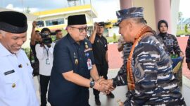 Pj Wali Kota Padang Andree Algamar menyambut kedatangan Pangkoarmada I Laksamana Muda TNI Dr. Yoos Suryono H, M.Tr.(Han)  M.Tr.Opsla di BIM, Rabu (22/5/2024). (Foto: Prokopim Padang)