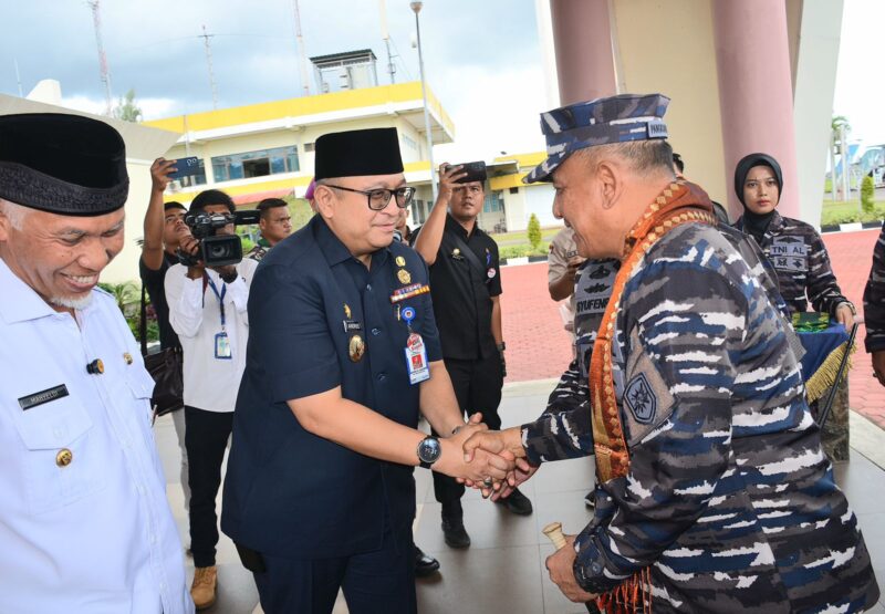 Pj Wali Kota Padang Andree Algamar menyambut kedatangan Pangkoarmada I Laksamana Muda TNI Dr. Yoos Suryono H, M.Tr.(Han)  M.Tr.Opsla di BIM, Rabu (22/5/2024). (Foto: Prokopim Padang)