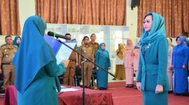Ketua TP PKK Sumbar Harneli Mahyeldi melantik Ny Vanny Andree Algamar sebagai Pj Ketua TP PKK dan Pj Ketua Dekranasda Padang, Selasa (28/5/2024). (Foto: Prokopim Padang)