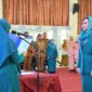 Ketua TP PKK Sumbar Harneli Mahyeldi melantik Ny Vanny Andree Algamar sebagai Pj Ketua TP PKK dan Pj Ketua Dekranasda Padang, Selasa (28/5/2024). (Foto: Prokopim Padang)