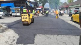 Perbaikan jalan rusak di Padang, Selasa (28/5/2024). (Foto: Prokopim Padang)