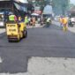 Perbaikan jalan rusak di Padang, Selasa (28/5/2024). (Foto: Prokopim Padang)