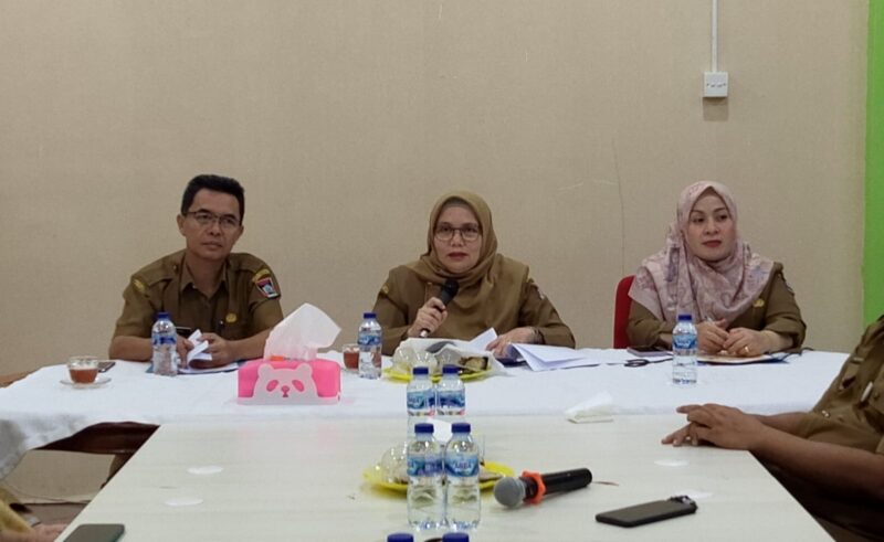 Kepala Dispusip Kota Padang Ferimulyani menyampaikan keterangan pers terkait lomba video pendek, Selasa (28/5/2024). 