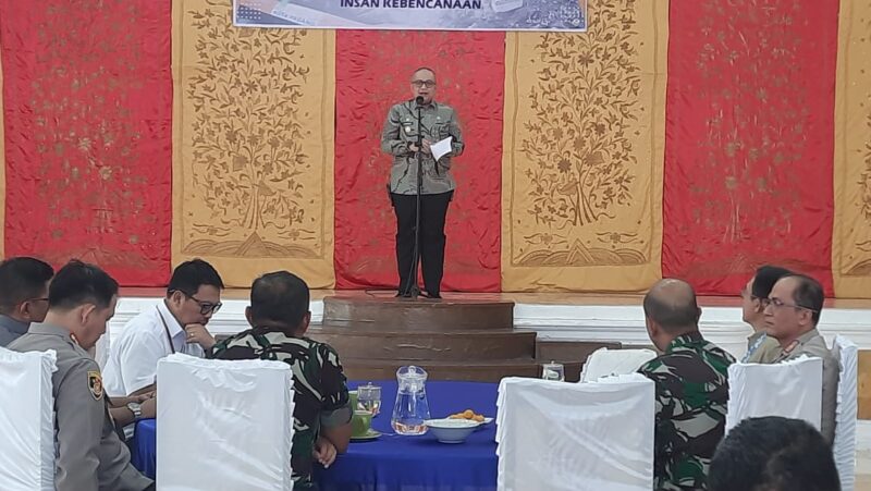 Pj Wali Kota Padang Andree Algamar memberikan sambutan saat Coffee Morning Insan Kebencanaan di Palanta Rumah Dinas Wali Kota Padang, Kamis (30/5/2024).