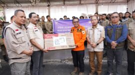 Rektor IPDN Dr. Hadi Prabowo menyerahkan secara simbolis bantuan kepada Bupati Tanah Datar Eka Putra, Kamis (23/5/2024). (Foto: Prokopim Tanah Datar)