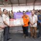 Rektor IPDN Dr. Hadi Prabowo menyerahkan secara simbolis bantuan kepada Bupati Tanah Datar Eka Putra, Kamis (23/5/2024). (Foto: Prokopim Tanah Datar)