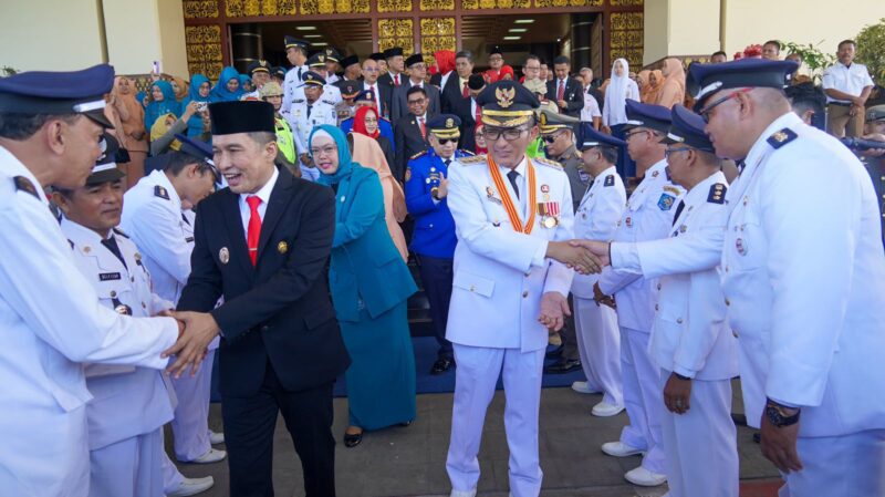 Wali Kota Padang Hendri Septa dan Ekos Albar menyalami ASN sebelum meninggalkan Balaikota Padang, Senin (13/5/2024). 