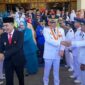 Wali Kota Padang Hendri Septa dan Ekos Albar menyalami ASN sebelum meninggalkan Balaikota Padang, Senin (13/5/2024). 