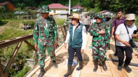Bupati Eka Putra dan rombongan meninjau jembatan bailey, Jumat (17/5/2024). (Foto: Prokopim Tanah Datar)