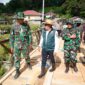 Bupati Eka Putra dan rombongan meninjau jembatan bailey, Jumat (17/5/2024). (Foto: Prokopim Tanah Datar)