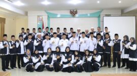 Kakanwil Kemenag Sumbar Mahyudin melepas PPIH Arab Saudi dan Non-Kloter, Senin (6/5/2024). (Foto: Kemenang Sumbar)