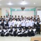 Kakanwil Kemenag Sumbar Mahyudin melepas PPIH Arab Saudi dan Non-Kloter, Senin (6/5/2024). (Foto: Kemenang Sumbar)