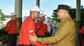 Plh Wali Kota Padang Andree Algamar menyalami calon Paskibraka Kota Padang. (Foto: Porkopim Padang)