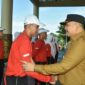 Plh Wali Kota Padang Andree Algamar menyalami calon Paskibraka Kota Padang. (Foto: Porkopim Padang)