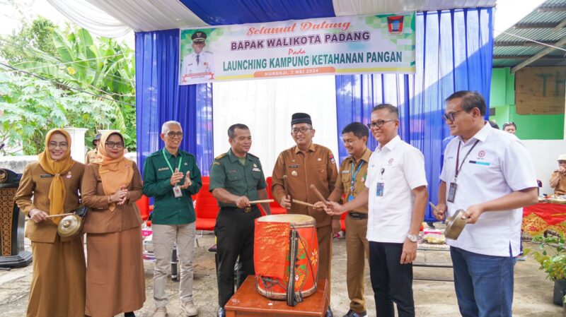 Wali Kota Padang Hendri Septa meluncurkan Kampung Tematik Ketahanan Pangan Kota Padang, Selasa (7/5/2024). (Foto: Prokopim Padang)
