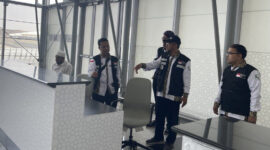 Petugas Haji mensurvei pintu kedatangan jemaah di Bandara AMMA Madinah. (Foto: Istimewa)