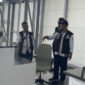 Petugas Haji mensurvei pintu kedatangan jemaah di Bandara AMMA Madinah. (Foto: Istimewa)