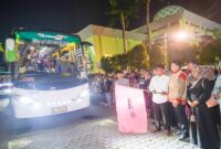 Pj Sekda Padang Yosefriawan melepas JCH Kloter 16 menuju Asrama Haji Padang, Rabu (29/5/2024). (Foto: Prokopim Padang)