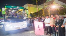 Pj Sekda Padang Yosefriawan melepas JCH Kloter 16 menuju Asrama Haji Padang, Rabu (29/5/2024). (Foto: Prokopim Padang)