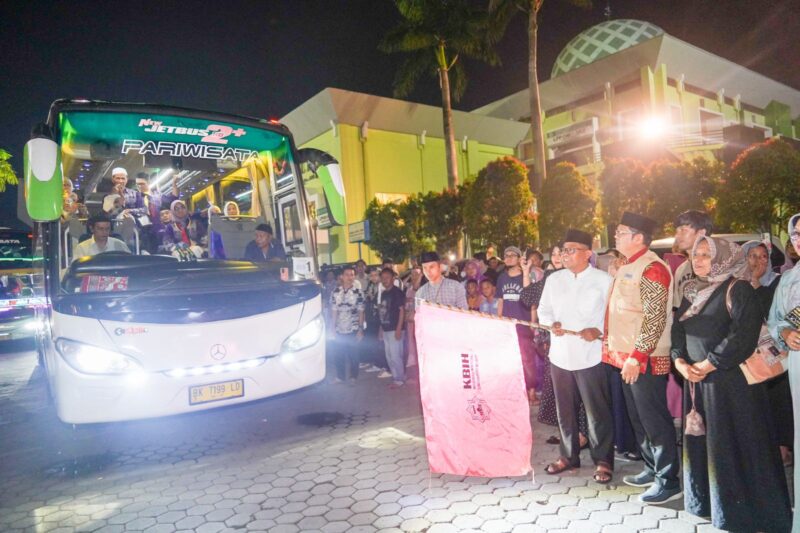 Pj Sekda Padang Yosefriawan melepas JCH Kloter 16 menuju Asrama Haji Padang, Rabu (29/5/2024). (Foto: Prokopim Padang)