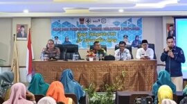 Camat Lubuk Begalung Andi Amir memberikan arahan saat pelatihan pembuatan Dagozi PMT-Lokal Bagi Pengelola PMT se-Kecamatan Lubeg, Selasa (30/4/2024).