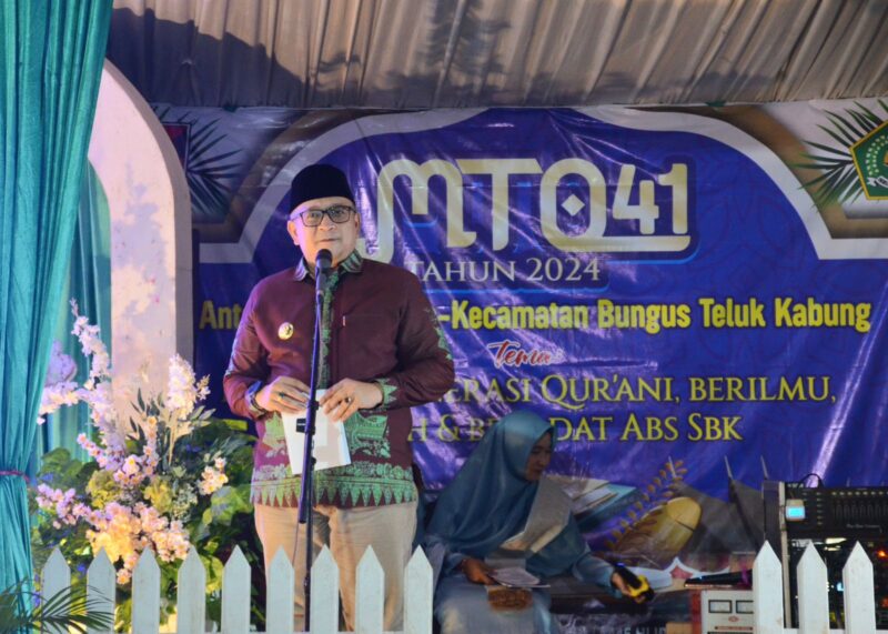 Pj Wali Kota Padang Andree Algamar membuka MTQ ke-41 Tingkat Kecamatan Bungtekab Tahun 1445 H/2024, Rabu (29/5/2024) malam. (Foto: Prokopim Padang)