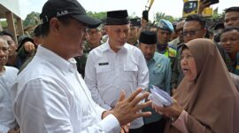 Mentan Amran Sulaiman berdialog dengan warga di Bukik Batabuah, Kabupaten Agam, Sabtu (18/5/2024). (Foto: adpsb)