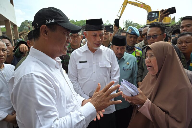 Mentan Amran Sulaiman berdialog dengan warga di Bukik Batabuah, Kabupaten Agam, Sabtu (18/5/2024). (Foto: adpsb)