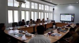 Wali Kota, Sonny Budaya Putra, A.P, M.Si dan pejabat terkait mengikuti Rakor Penanganan Inflasi secara virtual dengan Kemendagri, Senin (6/5/2024). (Foto: Diskominfo Padang Panjang)
