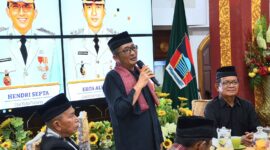 Wali Kota Padang Hendri Septa bersama para ninik mamak, Ketua KAN dan LKAAM serta bundo kanduang se-Kota Padang di Kediaman Resmi Wali Kota, Rabu (8/5/2024). (Foto: Prokopim Padang)