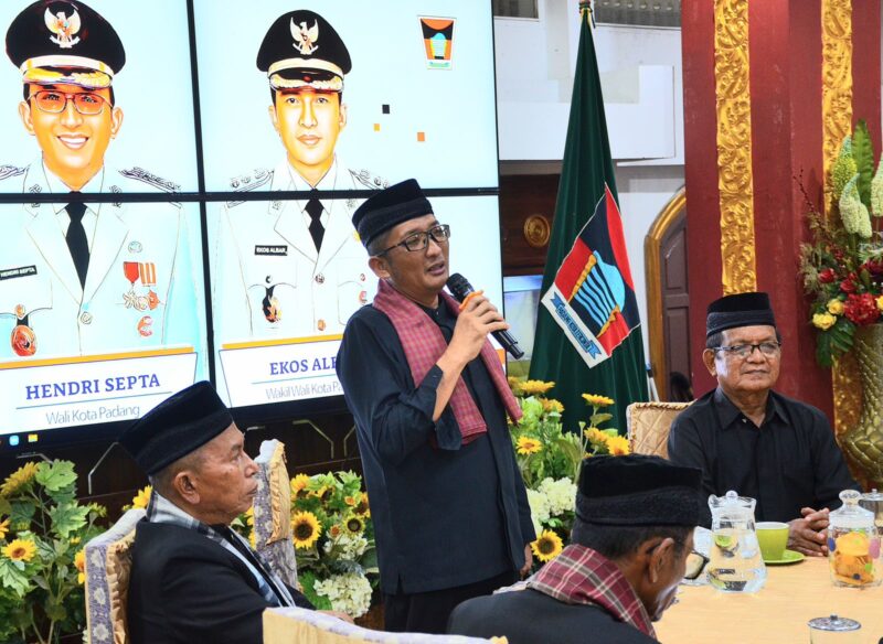 Wali Kota Padang Hendri Septa bersama para ninik mamak, Ketua KAN dan LKAAM serta bundo kanduang se-Kota Padang di Kediaman Resmi Wali Kota, Rabu (8/5/2024). (Foto: Prokopim Padang)