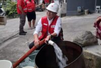 Pendistribusian air bersih untuk warga terdampak banjir lahar dingin di Padang Panjang, Sabtu (18/5/2024). (Foto: Kominfo Padang Panjang)