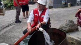 Pendistribusian air bersih untuk warga terdampak banjir lahar dingin di Padang Panjang, Sabtu (18/5/2024). (Foto: Kominfo Padang Panjang)